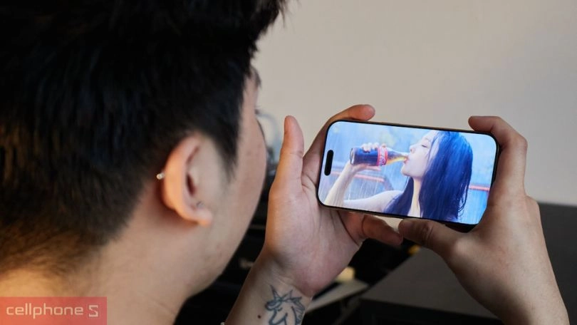 Màn hình Super Retina XDR OLED 6.3 inches