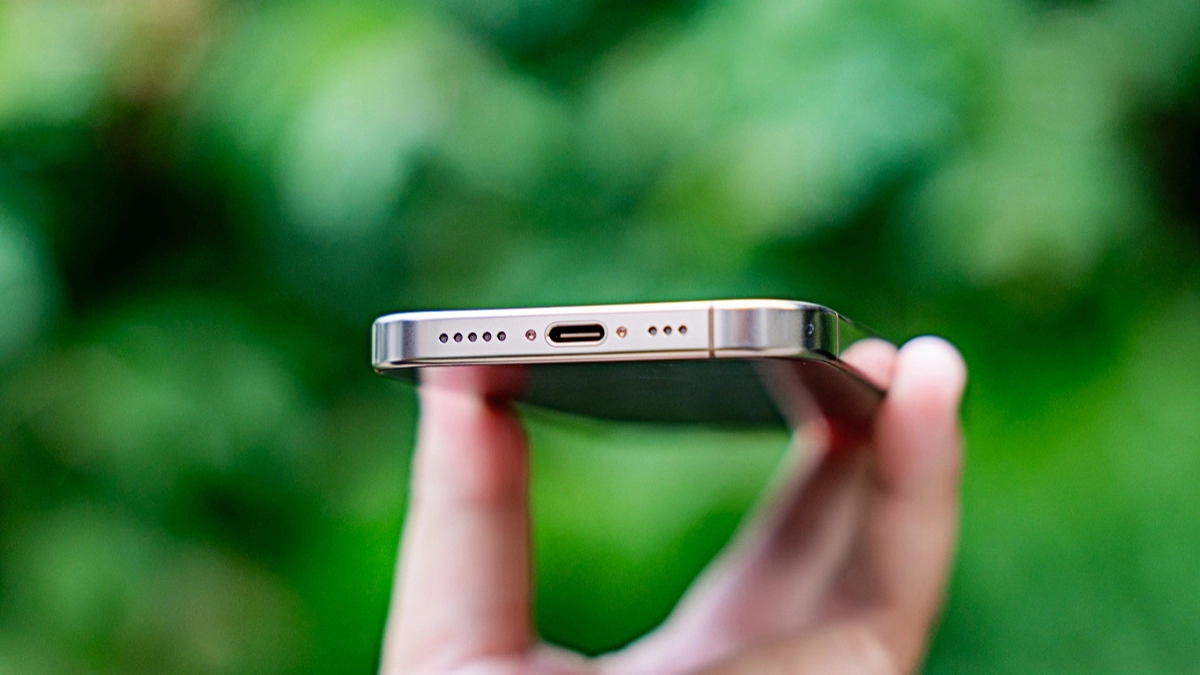 Quan sát khung viền, màn hình, cổng sạc