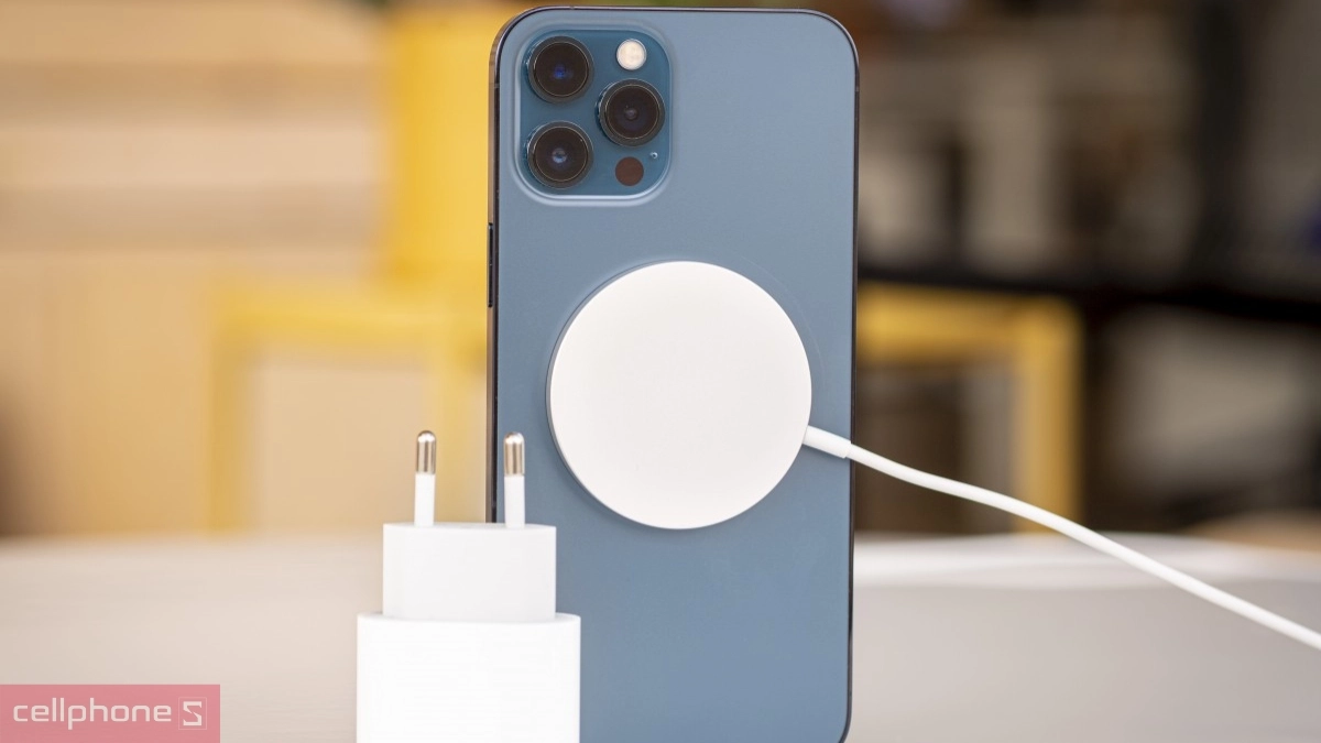 Thời lượng pin ấn tượng, hỗ trợ sạc nhanh 20W và MagSafe
