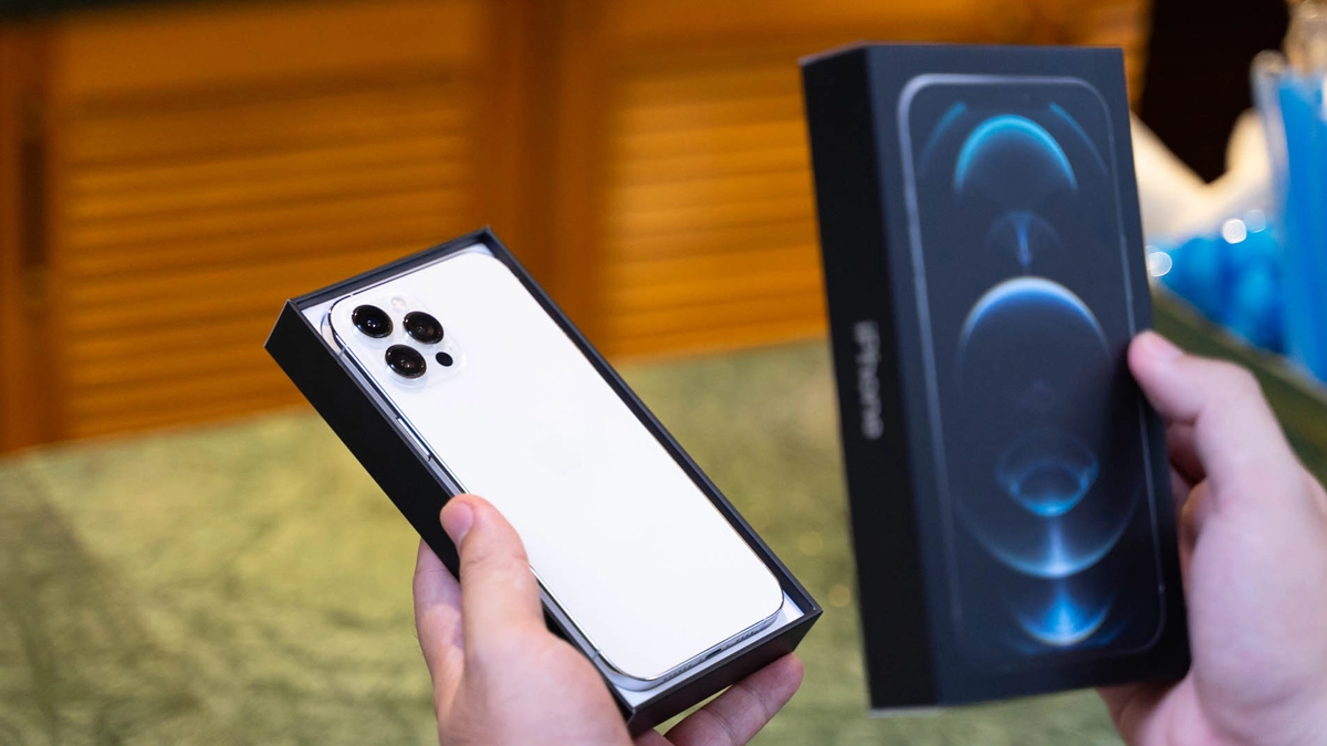 iPhone 12 Pro Max cũ trầy xước nhẹ