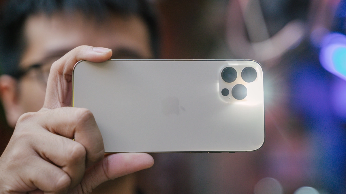 Nên chọn iPhone 12 Pro Max chính hãng hay máy quốc tế