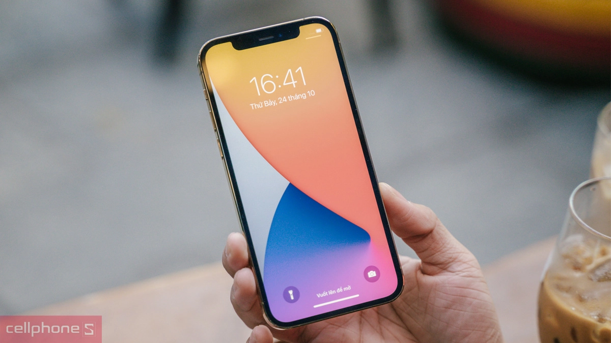 Dung lượng pin và khả năng hỗ trợ sạc nhanh của iPhone 12 Pro 512GB cũ trầy xước