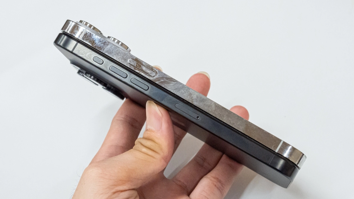 Kiểm tra ngoại hình iPhone 15 Pro Max cũ