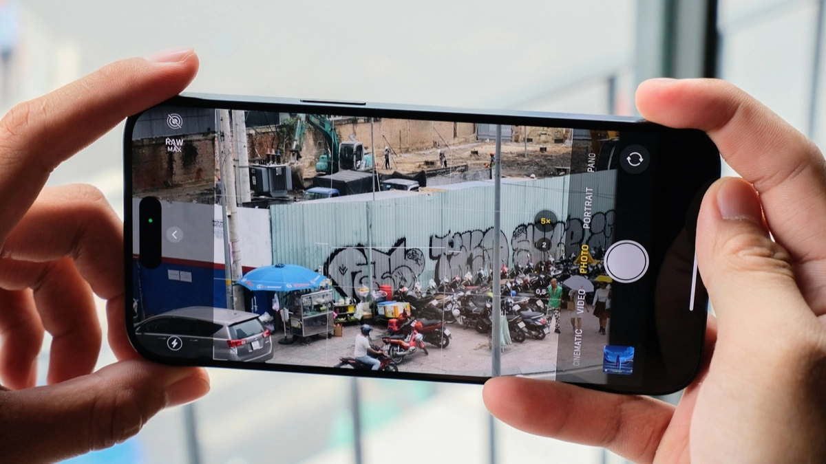 Hệ thống camera trên iPhone 15 Pro Max cũ cần được vận hành thử