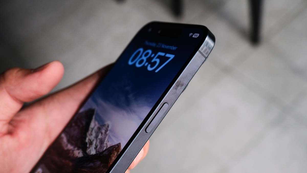 Mua iPhone 15 Pro Max cũ giúp người dùng tiết kiệm chi phí