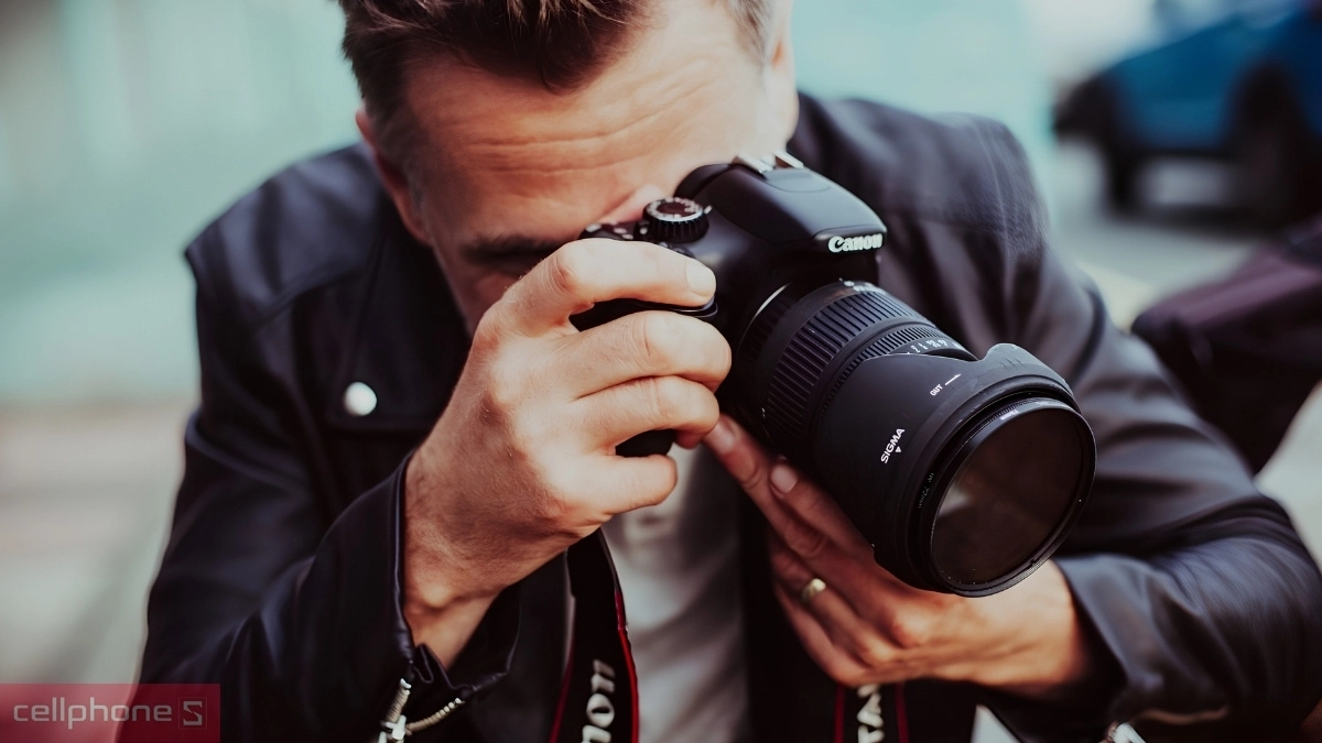 Thân camera Canon với báng cầm chắc tay
