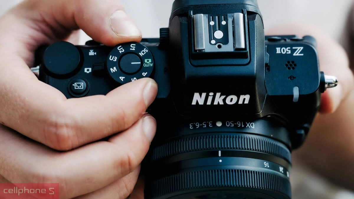 Thân máy Nikon cũ với thiết kế thuận tiện cho thao tác