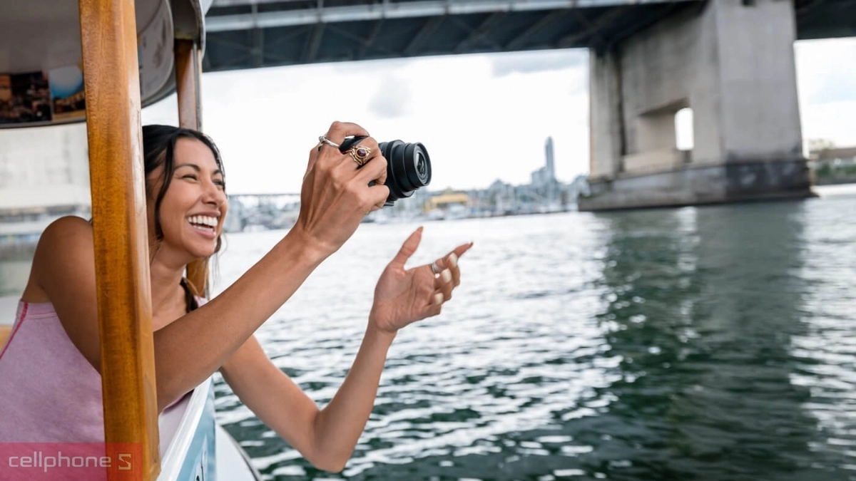 Nikon Z30 cũ với thiết kế nhỏ gọn, dễ mang theo