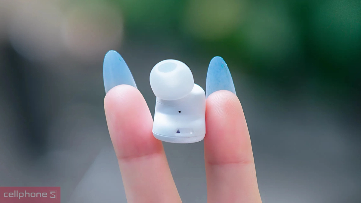 Thiết bị khá nhẹ, không gây áp lực khi đeo