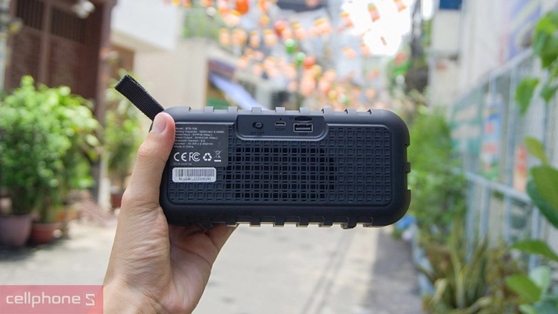 Thiết kế loa đi kèm pin dự phòng, dây đeo mang đi khắp nơi