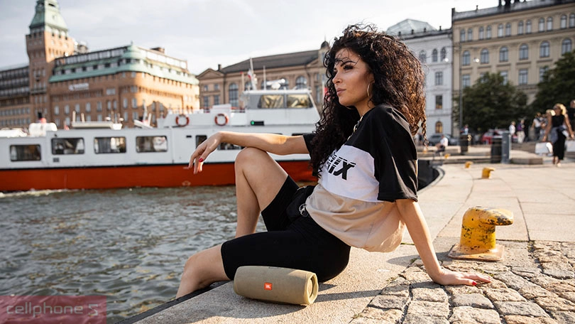 jbl charge 4 thiết kế nút bấm trên đỉnh loa