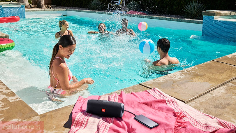 loa jbl charge 4 được trang bị chuẩn kháng nước IPX7