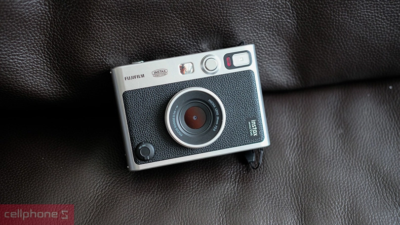 nhấn nút chụp hình trên Fujifilm Instax Mini Evo nhấn nút chụp hình trên Fujifilm Instax Mini Evo