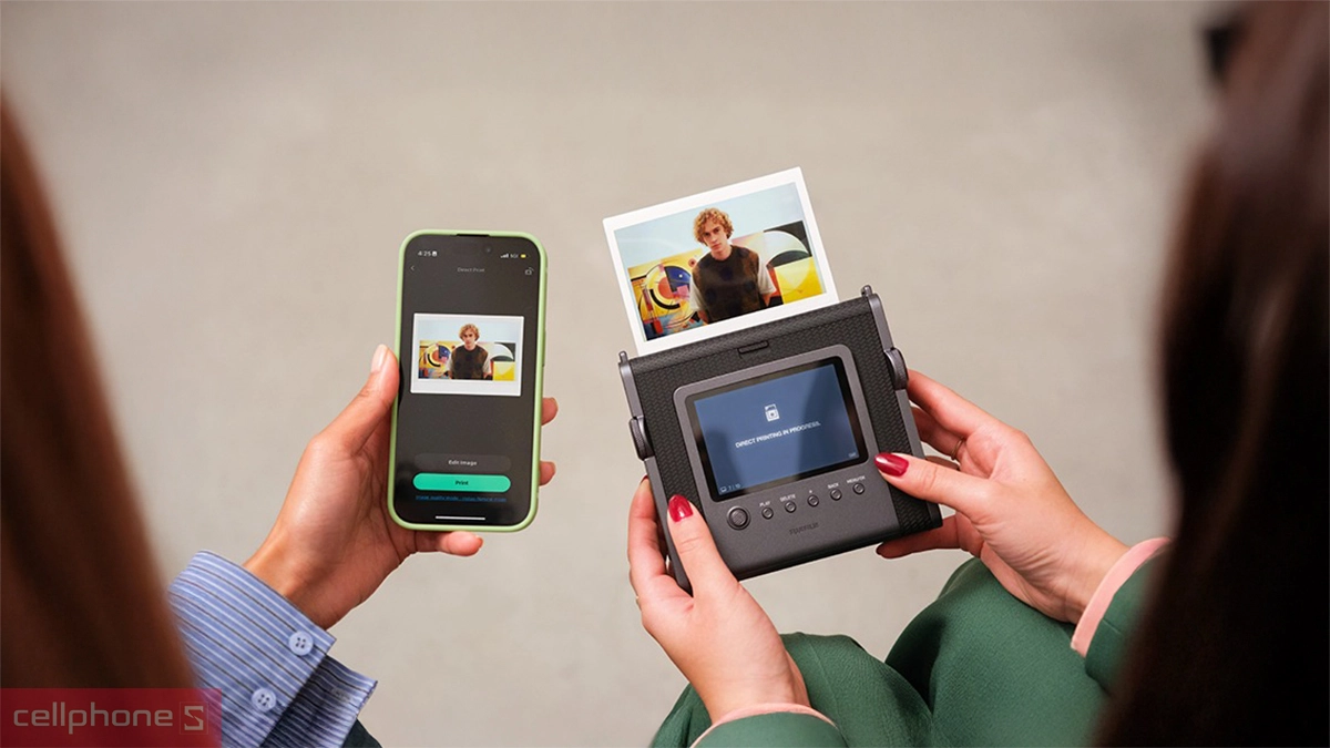 Máy ảnh Fujifilm Instax Wide EVO cung cấp 100 phong cách ảnh