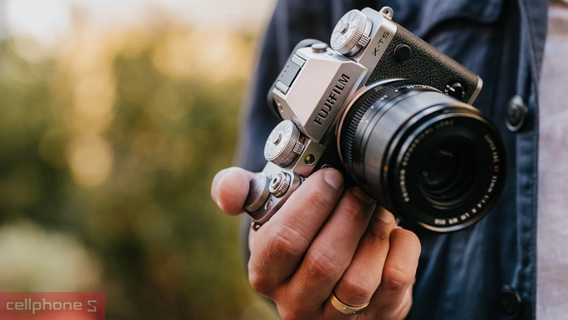 Thiết kế máy ảnh Fujifilm X-T5