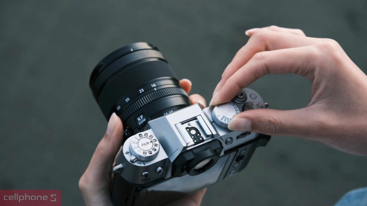 Ống kính, cảm biến của máy ảnh Fujifilm X-T50 kèm lens XF16-50mm F2.8-4.8 R LM WR