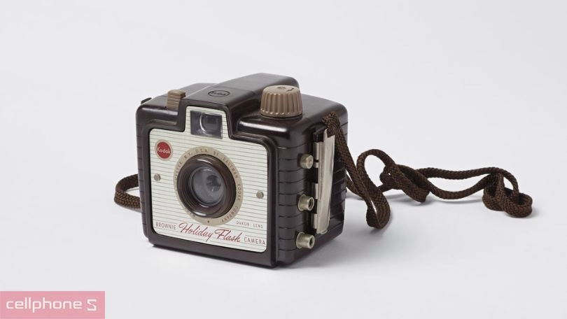 Máy chụp hình Kodak Brownie là máy ảnh phm được sản xuất đầu tiên Máy chụp hình Kodak Brownie là máy ảnh phm được sản xuất đầu tiên