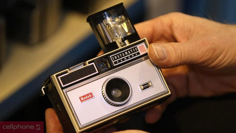 Máy chụp ảnh Kodak Instamatic thiết kế nhỏ gọn, dễ dàng sử dụng Máy chụp ảnh Kodak Instamatic thiết kế nhỏ gọn, dễ dàng sử dụng