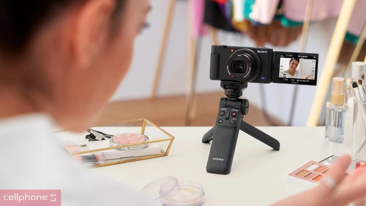 Sony ZV được phát triển với cả phiên bản compact và mirrorless