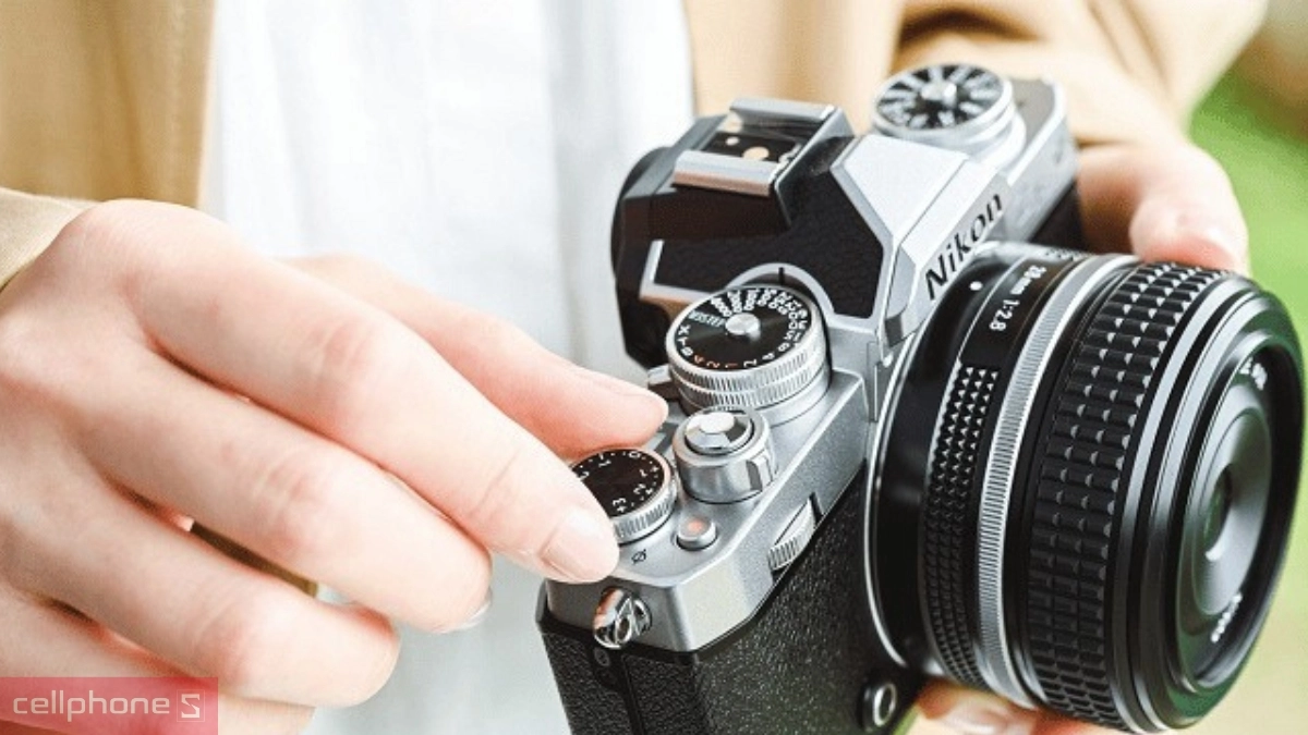 Pin máy ảnh Nikon Z FC Kit kèm ống kính Z 28mm F2.8