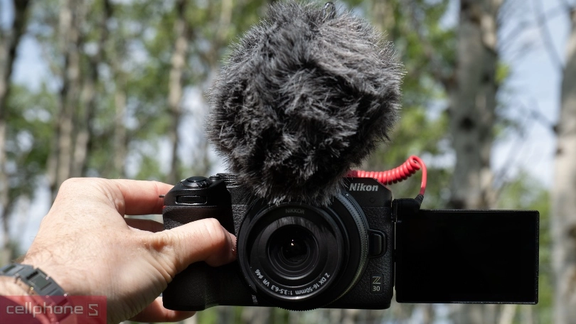 Stereo microphone tích hợp cùng máng gió cải thiện chất lượng ghi âm