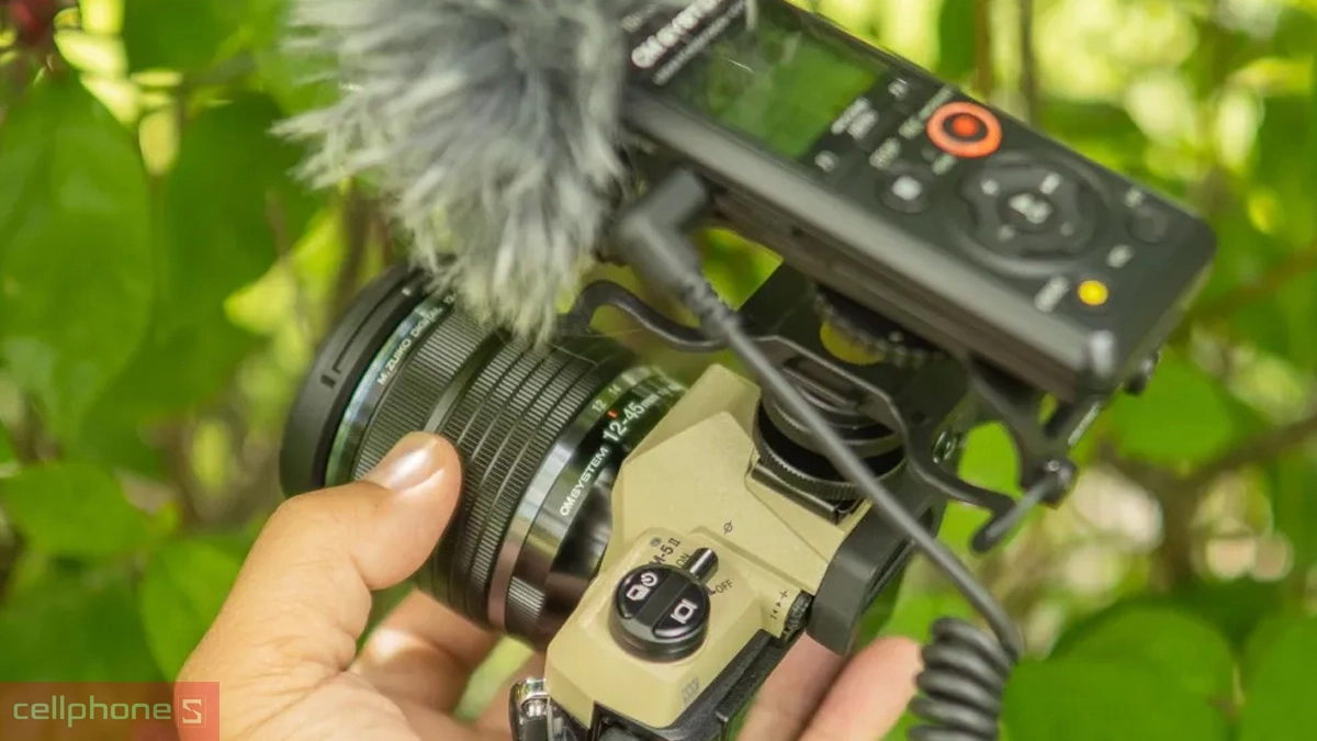 Micro và khả năng thu âm của máy ảnh OM System OM-5 Mark II