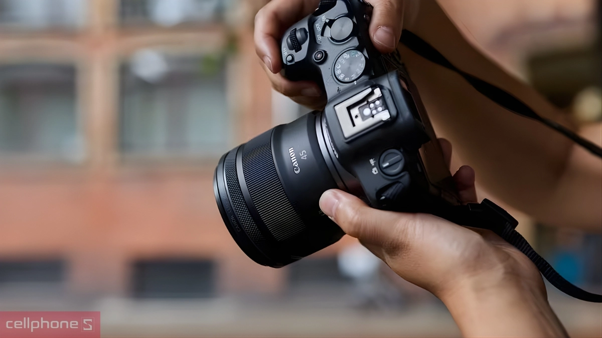 Vòng điều khiển linh hoạt của lens máy ảnh Canon RF 45mm F/1.2 STM