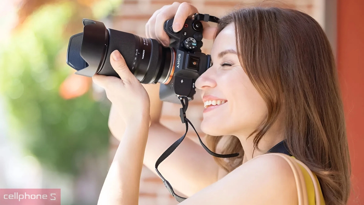 Thiết kế gọn nhẹ của Lens Tamron 28-300mm F4-7.1 for Sony E