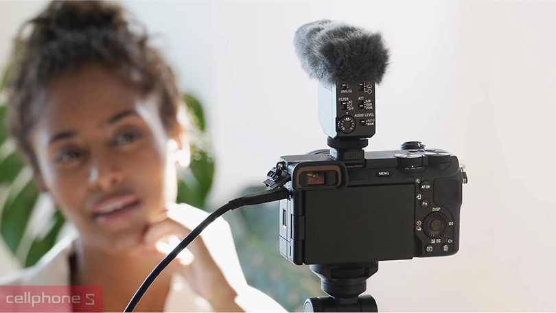 Cảm biến và khả năng lấy nét của máy ảnh kỹ thuật số Sony ILCE-6700 (Body Only)