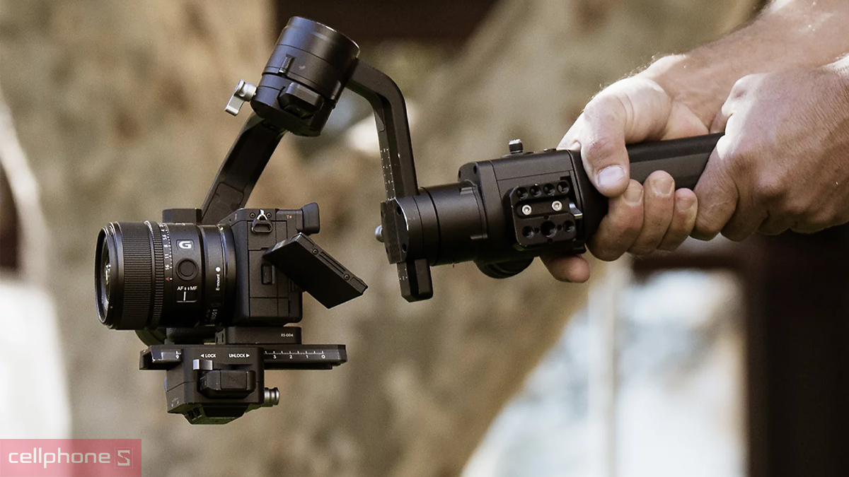 Cảm biến, ống kinh hiện đại của máy ảnh Sony Alpha A6700 (Kèm ống kính ZOOM 18-135mm)