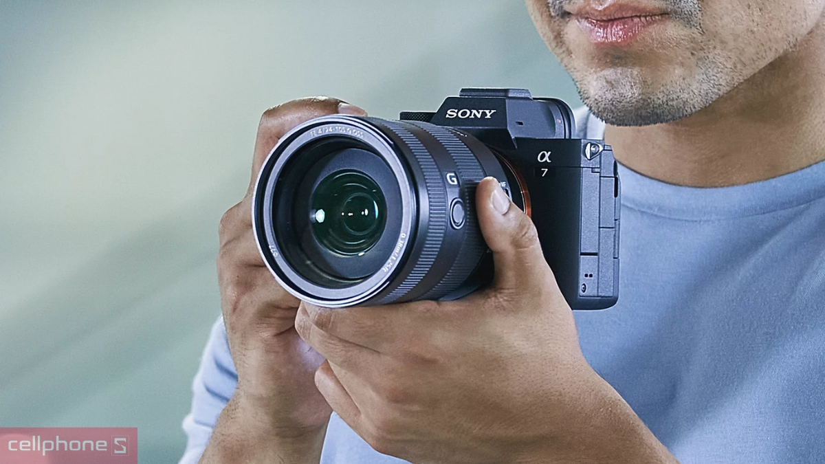 Cảm biến, ống kính của máy ảnh Sony Alpha A7 Mark IV kèm ống kính Zoom 28-70mm