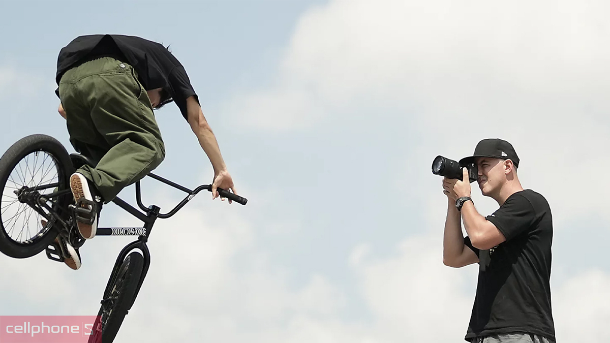 Thiết kế máy ảnh Sony Alpha A7 Mark IV kèm ống kính Zoom 28-70mm