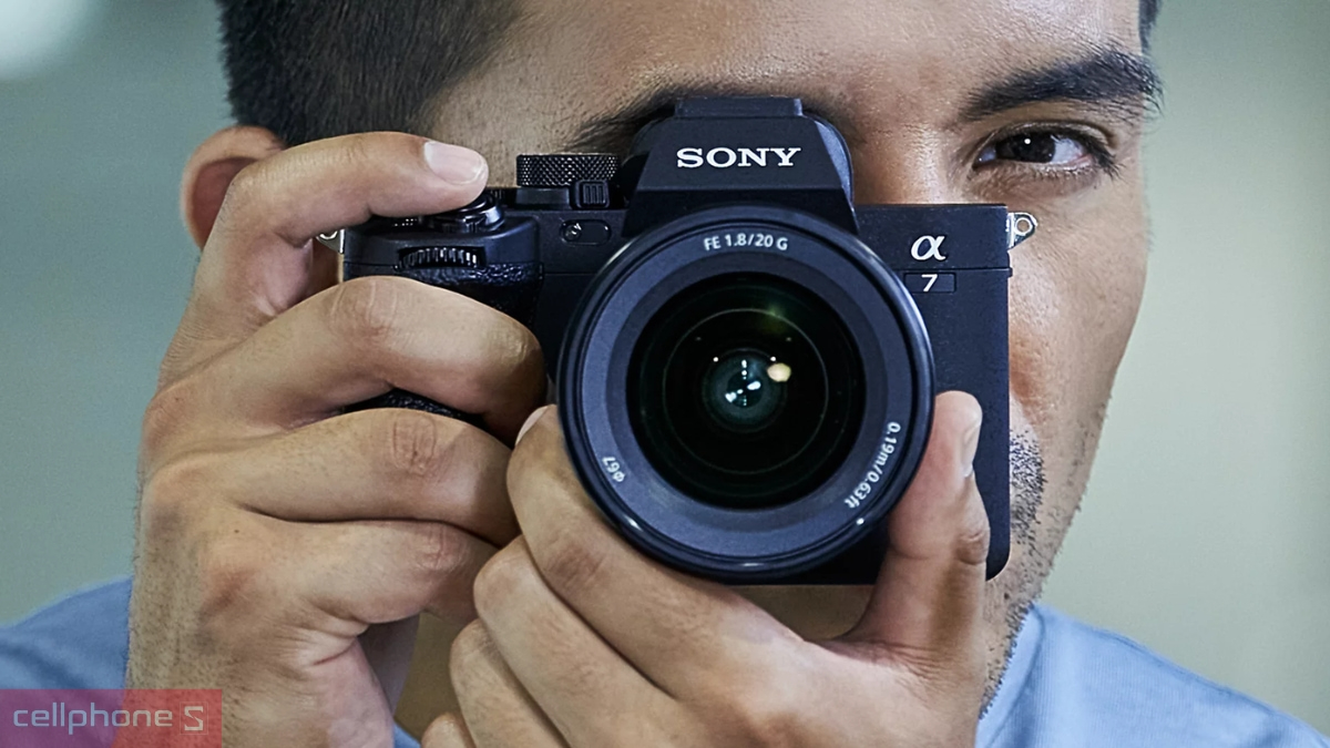 Các tính năng quay chụp hiện đại của máy ảnh Sony Alpha A7 Mark IV kèm ống kính Zoom 28-70mm