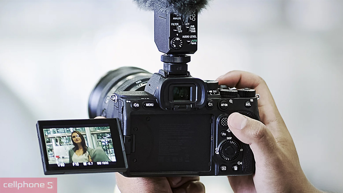 Pin và thời lượng sử dụng của máy ảnh Sony Alpha A7 Mark IV kèm ống kính Zoom 28-70mm