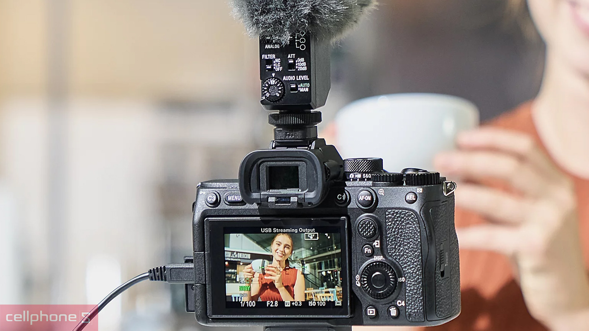 Micro và khả năng ghi âm của máy ảnh Sony Alpha A7 Mark IV kèm ống kính Zoom 28-70mm