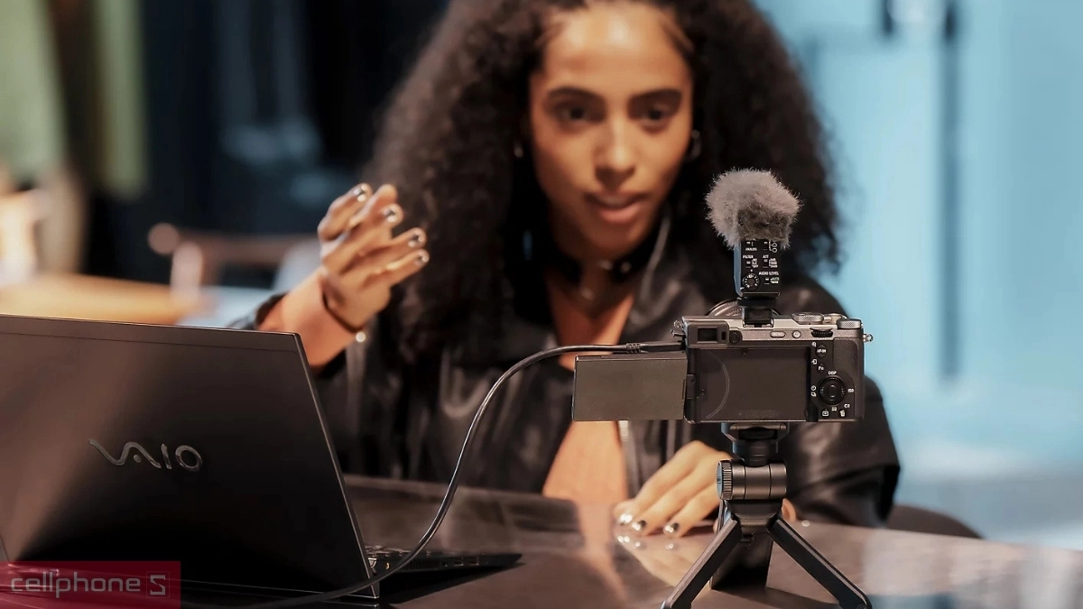 Micro trên máy ảnh Sony Alpha A7C II