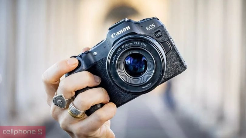 Thiết kế Canon R8 gọn nhẹ, dễ dàng mang theo