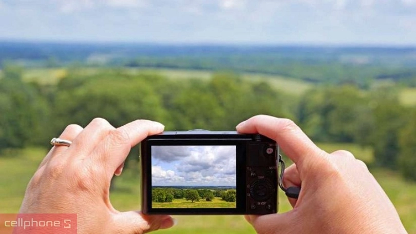 camera Compact có màn hình LCD trực quan, dễ sử dụng