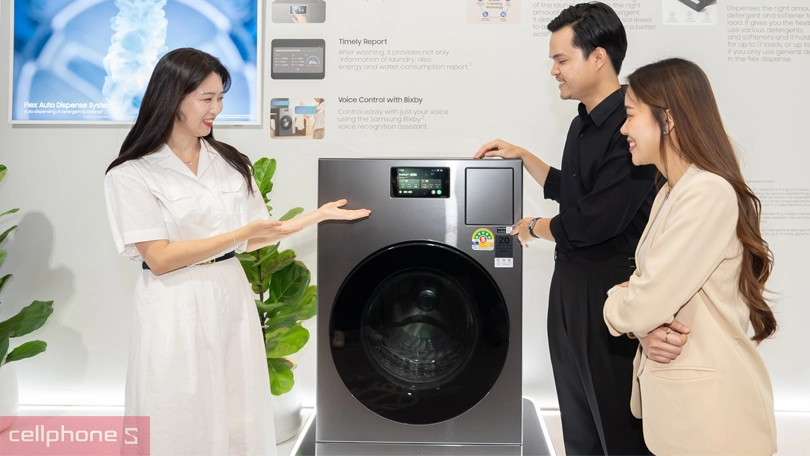 Máy giặt sấy đang dần trở thành lựa chọn phổ biến của người dùng hiện đại nhờ khả năng tích hợp đồng thời cả 2 chức năng giặt và sấy. Không chỉ giúp tối ưu diện tích, sản phẩm này còn mang lại sự tiện lợi đáng kể trong sinh hoạt hàng ngày. Tuy nhiên, việc hiểu rõ đặc điểm cũng như ưu nhược điểm là điều cần thiết trước khi quyết định mua sắm thiết bị này.  Máy giặt sấy là gì? Máy giặt sấy là thiết bị gia dụng thông minh được thiết kế nhằm kết hợp hai chức năng chính là giặt và sấy khô quần áo chỉ trong một chu trình vận hành. Điểm đặc trưng của dòng sản phẩm này chính là khả năng tiết kiệm diện tích, phù hợp cho những gia đình sống ở căn hộ chung cư hay các không gian nhỏ hẹp.   may-giat-say-1  Thông thường, máy giặt và sấy được trang bị nhiều chế độ khác nhau như giặt nhanh, giặt tiết kiệm, sấy khô chống nhăn, sấy hơi nước, đáp ứng linh hoạt nhu cầu của người dùng. Sản phẩm này cũng thường được tích hợp công nghệ tiên tiến như Inverter, sấy bơm nhiệt hay giặt hơi nước, giúp tăng hiệu quả giặt sạch và bảo vệ chất liệu vải tối ưu.  Ưu và nhược điểm khi sử dụng máy giặt sấy Máy giặt sấy sở hữu nhiều ưu điểm nổi bật nhưng đồng thời cũng tồn tại một số hạn chế đáng cân nhắc. Việc hiểu rõ những điều này sẽ giúp người tiêu dùng đưa ra quyết định đúng đắn và phù hợp hơn với nhu cầu sử dụng.  Ưu điểm khi sử dụng máy giặt sấy Lợi ích nổi bật của máy giặt sấy là khả năng tiết kiệm không gian đáng kể nhờ tích hợp cả hai tính năng giặt và sấy trong cùng một thiết bị. Đồng thời, quần áo được xử lý bởi máy giặt và sấy sẽ được hong khô nhanh ngay sau khi giặt sạch. Ưu điểm này của máy đặc biệt hữu ích trong mùa mưa hoặc những khu vực có độ ẩm cao.   may-giat-say-2  Ngoài ra, việc sử dụng máy giặt có sấy còn giúp bảo vệ quần áo tốt hơn do không phải phơi ngoài trời, tránh được tác động của tia cực tím làm bạc màu và nhanh mục vải. Các chế độ sấy nhẹ nhàng cũng giúp trang phục mềm mại hơn, giảm bớt công sức cho công việc là ủi.  Hạn chế khi sử dụng máy giặt sấy khô Tuy nhiên, bên cạnh những tiện ích trên, máy giặt sấy khô cũng có những nhược điểm nhất định mà người dùng cần cân nhắc kỹ trước khi lựa chọn. Trước tiên, thiết bị giặt và sấy này thường có giá bán cao hơn khá nhiều so với máy giặt thông thường do bổ sung thêm chức năng sấy phức tạp.   may-giat-say-3  Thêm vào đó, một chu trình giặt và sấy kết hợp thường kéo dài từ 3 đến 5 giờ, khá tốn thời gian, đôi khi gây bất tiện cho những gia đình bận rộn. Máy giặt kèm sấy 2 trong 1 còn có công suất tiêu thụ điện lớn, trung bình khoảng 2000W ở chế độ sấy, khiến chi phí điện năng tăng lên đáng kể.  Cách chọn mua máy giặt có sấy Việc chọn mua máy giặt có sấy phù hợp sẽ giúp khách hàng tiết kiệm chi phí, tối ưu hiệu quả sử dụng và đảm bảo tuổi thọ lâu dài cho sản phẩm. Dưới đây là các tiêu chí mà người tiêu dùng cần xem xét tới khi chọn mua máy sấy giặt quần áo này.  Tìm hiểu công suất giặt và sấy Khi lựa chọn máy giặt kèm sấy, một trong những yếu tố đầu tiên khách hàng cần xem xét là công suất giặt và sấy của thiết bị. Công suất giặt biểu thị lượng quần áo tối đa mà máy xử lý trong một lần, thường dao động từ 7 kg đến 12 kg, phù hợp cho các hộ gia đình từ nhỏ đến trung bình.   may-giat-say-4  Tuy nhiên, người dùng cần lưu ý rằng công suất sấy luôn nhỏ hơn so với công suất giặt. Chẳng hạn, máy có thể giặt được lượng quần áo lên tới 8,5 kg nhưng chỉ sấy được khoảng 5 kg.   Điều này có nghĩa người dùng nên lựa chọn công suất phù hợp với nhu cầu thực tế, tránh trường hợp phải chia nhỏ nhiều lần sấy gây tốn điện năng. Thông thường, máy giặt sấy ở mức công suất vừa phải, khoảng 8-9 kg giặt và 5-6 kg sấy là lựa chọn phổ biến, đáp ứng tốt cho gia đình từ 3-5 thành viên.  Tốc độ vắt quần áo Tốc độ vắt là một thông số quan trọng nhưng thường ít được khách hàng chú ý khi mua máy giặt có sấy, dù thực tế nó ảnh hưởng đáng kể đến hiệu quả sấy khô của thiết bị. Thông thường, các dòng máy giặt lồng ngang có tốc độ vắt cao hơn, từ 800 - 1400 vòng/phút, giúp quần áo ráo nước nhanh hơn so với máy lồng đứng chỉ từ 500 - 700 vòng/phút.   may-giat-say-5  Việc lựa chọn tốc độ vắt phù hợp sẽ phụ thuộc chủ yếu vào chất liệu vải và môi trường sống của người sử dụng. Với vải cotton, tốc độ từ 1200 đến 1400 vòng/phút sẽ làm khô nhanh hơn, trong khi vải mỏng như lụa hay len thì chỉ cần khoảng 400 đến 600 vòng/phút là phù hợp.  Các công nghệ giặt và sấy của máy Việc nắm rõ các công nghệ giặt và sấy sẽ giúp người tiêu dùng dễ dàng lựa chọn được sản phẩm máy giặt sấy phù hợp với nhu cầu sử dụng cụ thể. Một số dòng máy phổ biến hiện nay tích hợp công nghệ giặt hơi nước (Steam Wash), giúp loại bỏ vi khuẩn, hạn chế nhăn và giảm các tác nhân gây dị ứng, đặc biệt phù hợp với gia đình có trẻ nhỏ.  may-giat-say-6  Công nghệ Inverter cũng thường xuyên xuất hiện trên các sản phẩm giặt và sấy cao cấp, giúp máy vận hành êm ái hơn, giảm độ ồn đáng kể và tiết kiệm năng lượng hiệu quả. Bên cạnh đó, công nghệ sấy ngưng tụ được đánh giá cao nhờ khả năng làm khô quần áo mà không cần thông hơi ra ngoài, thích hợp với các căn hộ chung cư.   Khả năng tiêu hao nước và điện năng Khả năng tiêu hao nước và điện năng là yếu tố quan trọng cần được người tiêu dùng cân nhắc kỹ lưỡng khi mua máy giặt và sấy. So với thiết bị giặt thông thường, máy giặt sấy khô nhìn chung tiêu thụ điện năng nhiều hơn.  Cụ thể, ở chế độ sấy với công suất trung bình 2000W trong khoảng 1 - 1,5h, lượng điện năng tiêu thụ của các thiết bị giặt và sấy này có thể đạt tới 2 kWh cho mỗi chu trình. Chính vì thế, việc lựa chọn sản phẩm có công nghệ tiết kiệm điện Inverter sẽ góp phần đáng kể trong việc giảm hóa đơn hàng tháng, đồng thời bảo vệ môi trường tốt hơn.  may-giat-say-7  Thương hiệu và giá cả Khi cân nhắc mua máy sấy giặt quần áo, yếu tố thương hiệu và giá cả đóng vai trò quan trọng, ảnh hưởng trực tiếp đến chất lượng và hiệu quả sử dụng thiết bị. Hiện nay, các thương hiệu phổ biến như Panasonic, LG, Samsung và Electrolux đều cung cấp đa dạng sản phẩm máy giặt sấy 2 trong 1 với nhiều mức giá khác nhau.   may-giat-say-8  Phân khúc trung bình dao động từ 9.000.000 - 15.000.000 VND, đáp ứng tốt nhu cầu cơ bản của gia đình với hiệu năng ổn định và chất lượng đảm bảo. Trong khi đó, các mẫu máy giặt và sấy ở phân khúc cao cấp có giá từ 15.000.000 đến hơn 40.000.000 VND, tích hợp thêm tính năng hiện đại như sấy bơm nhiệt, giặt hơi nước.   Đồng thời, các dòng máy này còn sở hữu thiết kế sang trọng và tính năng điều khiển thông minh cực kỳ tiện lợi. Việc chọn lựa mẫu máy sấy giặt quần áo phù hợp về giá và thương hiệu sẽ giúp khách hàng hài lòng về trải nghiệm lâu dài khi sử dụng.  Nên mua máy giặt sấy bao nhiêu kg? Việc lựa chọn máy giặt sấy khô với khối lượng phù hợp là vấn đề đáng quan tâm, giúp người dùng đạt hiệu quả tối ưu và tiết kiệm chi phí sử dụng. Với gia đình nhỏ từ 2 đến 3 người, khách hàng có thể chọn sản phẩm có khối lượng giặt khoảng 7 - 8 kg và khối lượng sấy từ 4 - 6 kg, đáp ứng vừa đủ nhu cầu giặt giũ hàng ngày.   may-giat-say-9  Đối với gia đình 4 - 5 người, nên ưu tiên chọn các dòng máy sấy giặt có khối lượng giặt từ 8 - 9 kg và sấy từ 5 - 6 kg, giúp giảm bớt số lần vận hành và tiết kiệm điện năng hiệu quả hơn. Riêng những hộ gia đình lớn trên 6 người, các mẫu máy sấy giặt từ 9 kg trở lên sẽ là lựa chọn phù hợp, đảm bảo xử lý tốt khối lượng quần áo lớn trong mỗi chu trình vận hành.  Các hãng máy giặt sấy 2 trong 1 nên mua Thị trường hiện nay có nhiều thương hiệu nổi bật cung cấp dòng sản phẩm máy giặt sấy 2 trong 1 với chất lượng ổn định và đa dạng tính năng hiện đại. Việc tìm hiểu kỹ từng hãng sẽ giúp người dùng dễ dàng lựa chọn sản phẩm phù hợp với nhu cầu thực tế.  Máy giặt sấy Panasonic Panasonic là một trong những thương hiệu được người tiêu dùng tin tưởng nhờ vào chất lượng ổn định và độ bền cao trong phân khúc máy giặt và sấy. Các sản phẩm máy sấy giặt quần áo Panasonic này nổi bật với thiết kế tinh tế, kiểu dáng lồng ngang sang trọng, phù hợp với không gian sống hiện đại.   may-giat-say-10  Đặc biệt, thương hiệu này sử dụng công nghệ sấy Hybrid Dry ở nhiệt độ thấp, hạn chế tối đa tình trạng co rút và hư hại quần áo, đồng thời đảm bảo diệt khuẩn hiệu quả. Ngoài ra, công nghệ giặt nước nóng StainMaster+ kết hợp với Inverter giúp tối ưu khả năng làm sạch, tiết kiệm điện năng và vận hành êm ái.  Máy giặt sấy LG LG là lựa chọn tin cậy trong dòng máy sấy giặt nhờ khả năng ứng dụng mạnh mẽ các công nghệ tiên tiến, đáp ứng linh hoạt nhiều nhu cầu khác nhau của khách hàng. Các sản phẩm máy giặt sấy 2 trong 1 của LG thường được tích hợp công nghệ AI DD thông minh, tự động nhận diện khối lượng và loại vải để điều chỉnh quy trình giặt phù hợp.  may-giat-say-11  Ngoài ra, dòng máy này còn có công nghệ Steam+, giúp loại bỏ tác nhân gây dị ứng và hạn chế nhăn quần áo hiệu quả. Bên cạnh đó, công nghệ TurboWash360 tạo luồng nước xoáy đa chiều trên sản phẩm còn hỗ trợ rút ngắn thời gian giặt, đồng thời giữ nguyên độ bền của sợi vải.  Máy giặt sấy Samsung Máy giặt kèm sấy Samsung dễ dàng chiếm được sự ưu ái từ khách hàng nhờ thiết kế hiện đại và khả năng tích hợp nhiều công nghệ giặt sấy nổi bật. Ưu thế hàng đầu của máy là công nghệ EcoBubble độc quyền, giúp chuyển hóa chất giặt tẩy thành bong bóng mịn, dễ dàng thẩm thấu vào sợi vải để loại bỏ nhanh vết bẩn cứng đầu.   may-giat-say-12  Cùng với đó là công nghệ Hygiene Steam sử dụng hơi nước nóng để khử khuẩn sâu bên trong từng sợi vải, góp phần bảo vệ sức khỏe tối ưu. Đồng thời, máy còn sở hữu động cơ Digital Inverter giúp thiết bị hoạt động êm ái, bền bỉ và tiết kiệm điện năng hiệu quả.   Máy giặt sấy Electrolux Electrolux là thương hiệu máy giặt sấy nổi tiếng đến từ Thụy Điển, thu hút sự chú ý bởi độ bền và hiệu suất vận hành cao. Các dòng thiết bị giặt sấy Electrolux sở hữu công nghệ UltraMix vượt trội, có khả năng hòa tan hoàn toàn bột giặt trước khi đưa vào lồng giặt. Qua đó, nó đảm bảo giặt sạch đồng đều mà không gây hại cho sợi vải.   Công nghệ HygienicCare tích hợp kèm trên máy cũng được đánh giá cao khi có thể loại bỏ vi khuẩn và tác nhân gây dị ứng thông qua hơi nước nóng, đồng thời giảm nhăn hiệu quả. Ngoài ra, Electrolux còn trang bị bảng điều khiển song ngữ, thuận tiện hơn cho người tiêu dùng Việt Nam khi lựa chọn và sử dụng các chế độ phù hợp.  may-giat-say-13  Máy giặt sấy thực sự là giải pháp thông minh, góp phần nâng cao chất lượng cuộc sống của người dùng hiện đại. Tuy nhiên, khách hàng cần cân nhắc kỹ các yếu tố như thương hiệu, công suất và tính năng trước khi đưa ra quyết định. Việc chọn đúng sản phẩm sẽ hỗ trợ người sử dụng tiết kiệm tối đa chi phí, thời gian và tận hưởng sự tiện lợi dài lâu.