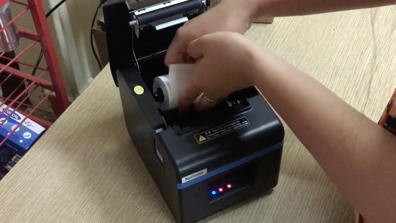 Cách thay giấy cuộn cho máy in Xprinter