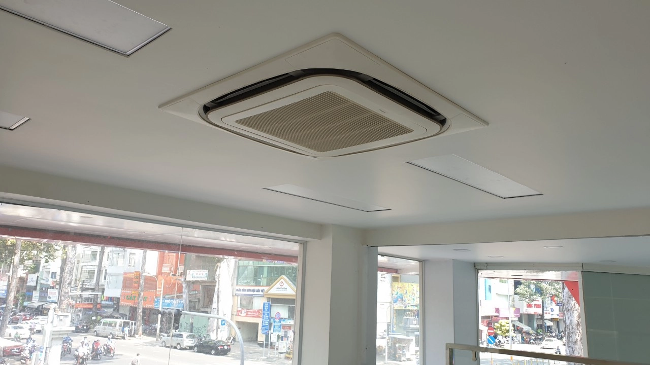 Máy lạnh áp trần lắp sát trần nhà, không cần trần giả Máy lạnh áp trần lắp sát trần nhà, không cần trần giả