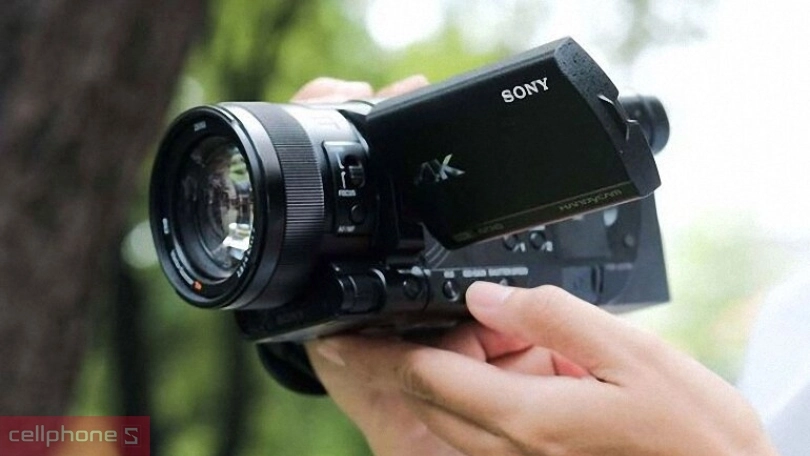 Máy quay phim cầm tay