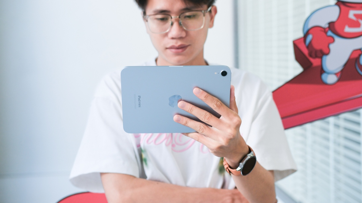 Apple iPad mini nhỏ gọn dễ cầm nắm khi so sánh với smartphone màn hình gập