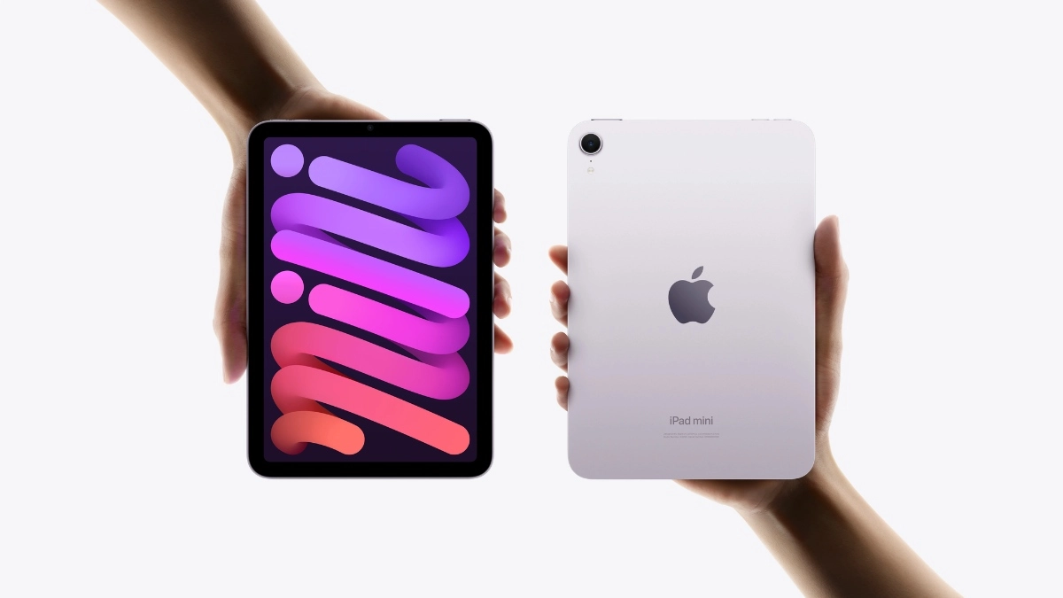 Người dùng cầm iPad mini dễ dàng bằng một tay nhờ thiết kế nhỏ gọn