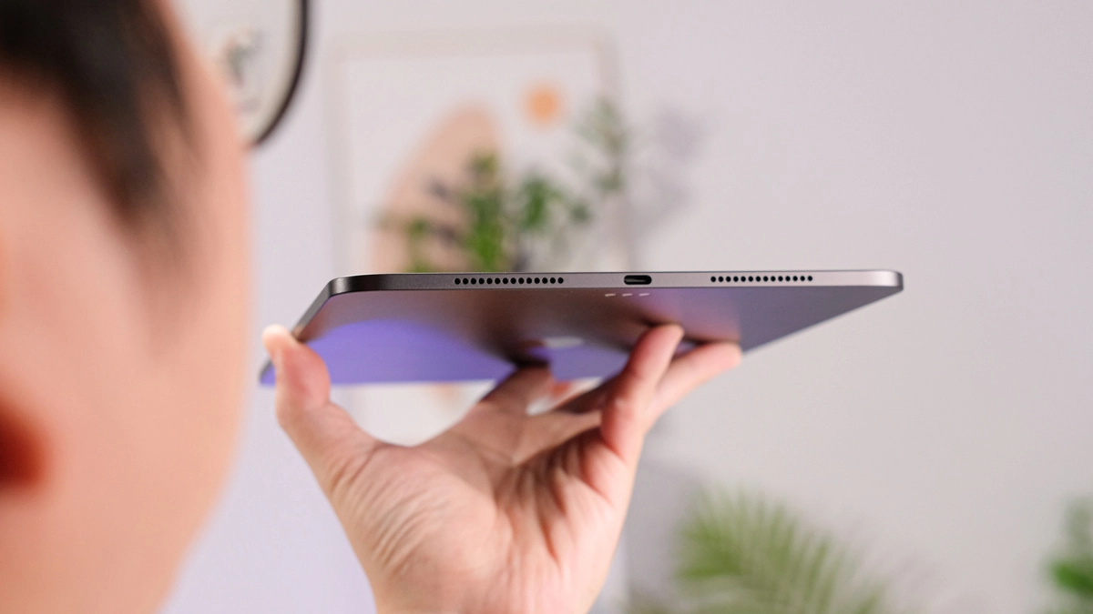 iPad màn hình 11 inch nhỏ gọn đáp ứng tốt nhu cầu học tập và làm việc