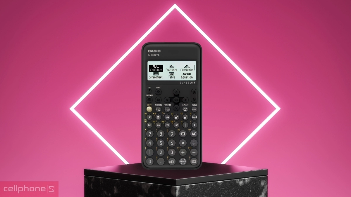 Casio fx-880BTG đáp ứng nhu cầu học toán, xác suất và tin học của học sinh


	
		 So sánh Casio fx-880BTG và FX-880BTG Plus
	


	Hai phiên bản có tên gần giống nhau và cùng thuộc nhóm ClassWiz, nên người dùng dễ nhầm khi chọn. Casio fx-880BTG và bản Plus giống nhau ở màn hình, kích thước và bộ công cụ chính, chỉ khác ở vài chức năng ảnh hưởng trực tiếp đến cách dùng. 


	
		
			
				
					
						 Tiêu chí so sánh
					
				
			
			
				
					
						 fx-880BTG
					
				
			
			
				
					
						 fx-880BTG Plus
					
				
			
		
		
			
				
					Tính năng Hóa học (Bảng tuần hoàn)
				
			
			
				
					Tích hợp sẵn Bảng tuần hoàn, hỗ trợ học sinh tra cứu nhanh các nguyên tố hóa học trực tiếp trên màn hình máy.
				
			
			
				
					Không tích hợp sẵn Bảng tuần hoàn trong hệ thống menu chức năng.
				
			
		
		
			
				
					Hàm toán học và Catalog
				
			
			
				
					Hỗ trợ đầy đủ các phép tính tiêu chuẩn, đáp ứng tốt chương trình tính toán toán học phổ thông.
				
			
			
				
					Bổ sung thêm tính năng hàm Catalog chuyên sâu, giúp tra cứu và sử dụng nhanh các lệnh, hằng số nâng cao.
				
			
		
		
			
				
					Trình chỉnh sửa dữ liệu STAT
				
			
			
				
					Cung cấp các công cụ thống kê cơ bản phục vụ tính toán số liệu dạng thông thường.
				
			
			
				
					Tích hợp trình chỉnh sửa dữ liệu thống kê STAT dựa trên danh sách (List-based), tối ưu hóa việc xử lý các bảng số liệu lớn.
				
			
		
		
			
				
					Phụ kiện vỏ bảo vệ
				
			
			
				
					Trang bị vỏ cứng dạng trượt tiêu chuẩn giúp bảo vệ thân máy kháng trầy xước.
				
			
			
				
					Đi kèm hộp đựng Hard Case chuyên dụng với thiết kế cứng cáp và độ bền cao hơn.
				
			
		
	


	casio-fx-880btg-6
	
	 Casio fx-880BTG so sánh với bản Plus qua tính năng, bảng tuần hoàn và phụ kiện