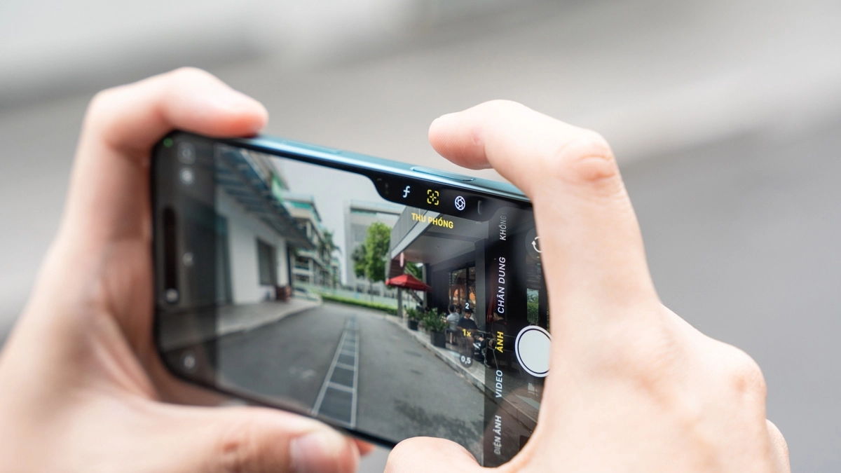 Nút điều khiển Camera Control trên iPhone 16 thường