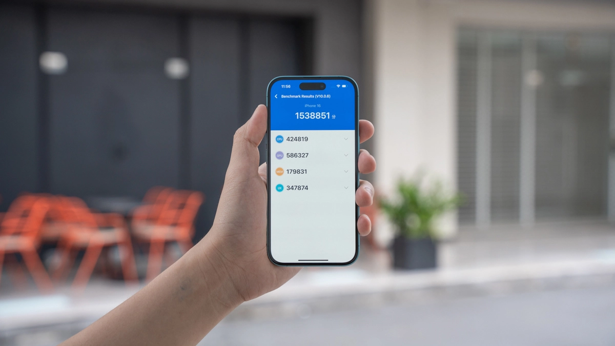 Màn hình Super Retina XDR trên iPhone 16 thường