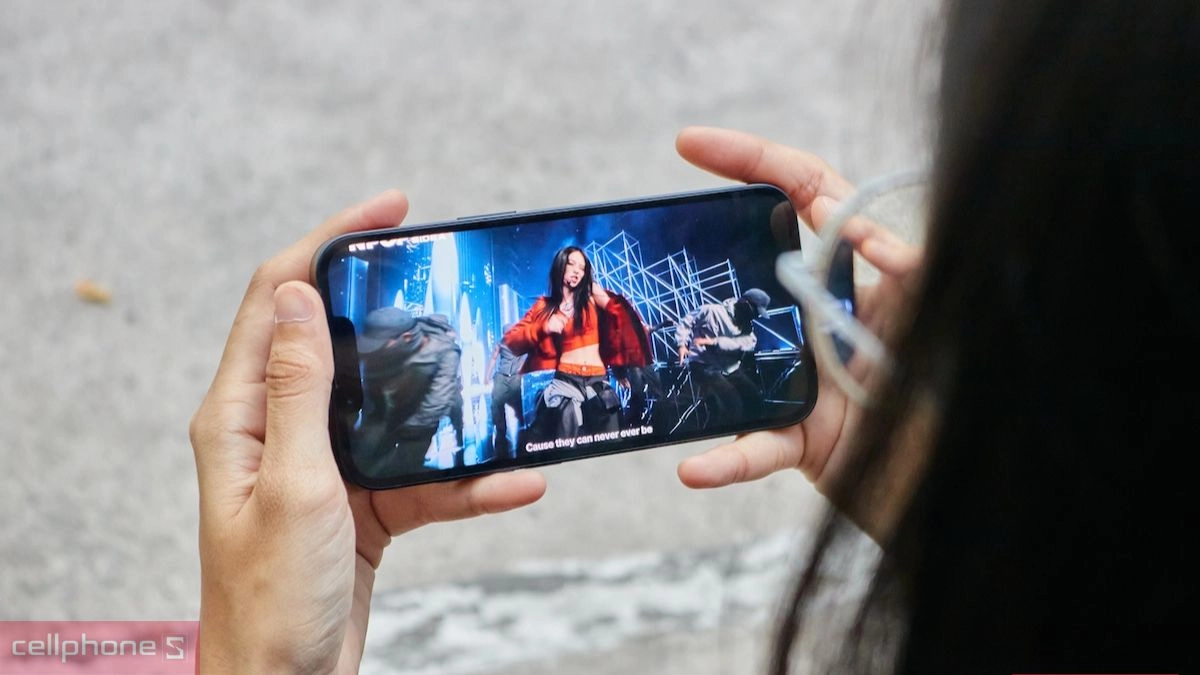 Màn hình OLED 6.1 inch vuốt chạm mượt mà