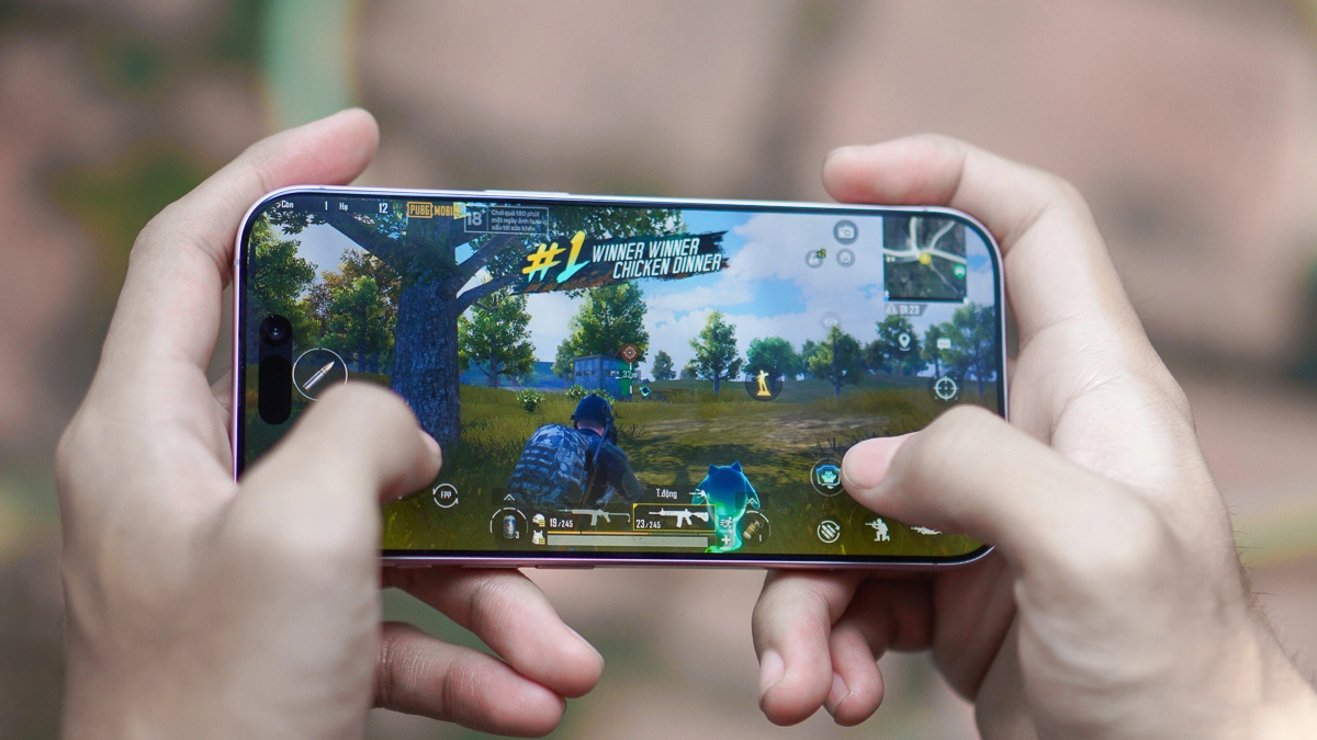 Chơi game bắn súng trên iPhone 17